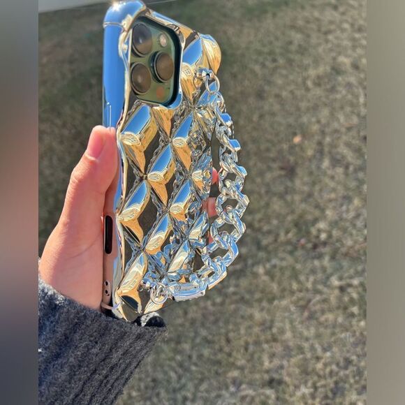 Luxurious Silver Chain Design iPhone 16 Case - Picture 2 of 5